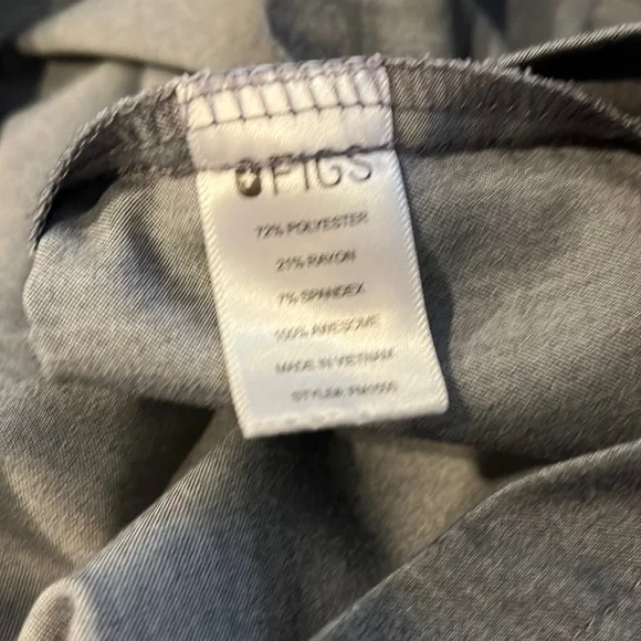 Figs Technical gray v neck front pocket scrub top size small - Picture 10 of 10